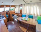 Interiér lode Cruiser Premium Steel