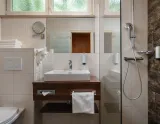 Hotel PALACE Bad Hofgastein, s bazénom a wellness - kúpeľňa so sprchovým kútom