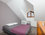 Rezidencia Chalet Jardin Alpin v La Salle les Alpes - Francúzsko  -  manželská posteľ na mezonete