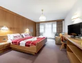 Krásny a príjemný Hotel VILLETTA MARIA s wellness, vo Val di Fassa - Taliansko  -  červená manželská izba