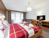 Krásny a príjemný Hotel VILLETTA MARIA s wellness, vo Val di Fassa - Taliansko  -  manželská izba pohľad z boku