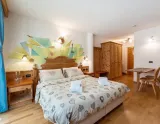 Krásny a príjemný Hotel VILLETTA MARIA s wellness, vo Val di Fassa - Taliansko  -  pohľad na manželskú posteľ s predu