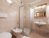 Krásny a príjemný Hotel VILLETTA MARIA s wellness, vo Val di Fassa - Taliansko  -  pohľad do kúpeľne