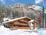 Krásny a príjemný Hotel VILLETTA MARIA s wellness, vo Val di Fassa - Taliansko  -  pohľad na zasnežený hotel