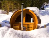 Krásny a príjemný Hotel VILLETTA MARIA s wellness, vo Val di Fassa - Taliansko  -  vonkajšia sauna v zasneženej krajine