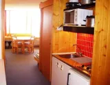 Kuchynský kút s umiestnením v chodbe bytu (© ParadiskiTour) - Lyžovačky v Alpách, www.hitka.sk