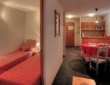 Obývacia spálňa s izbou v 2-priestorovom byte pre 2-4 osoby, 27m2, typ štandard (© Le Cheval Blanc) - Lyžovačky v Alpách, www.hi