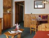 Obývačka v 3-priestorovom byte pre 4 osoby, 45m2 (© Village Montana) - Lyžovačky v Alpách, www.hitka.sk