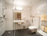 Bezbariérová kúpeľňa (© Hotel Almfrieden) - Lyžovačky v Alpách, www.hitka.sk