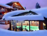 Pohľad na vnútorný bazén zvonka (© Hotel Les Sherpas) - Lyžovačky v Alpách, www.hitka.sk 