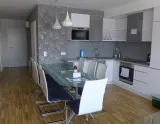 Príklad kuchynky s jedálenskou časťou  (© Sissi Park) - Lyžovačky v Alpách, www.hitka.sk
