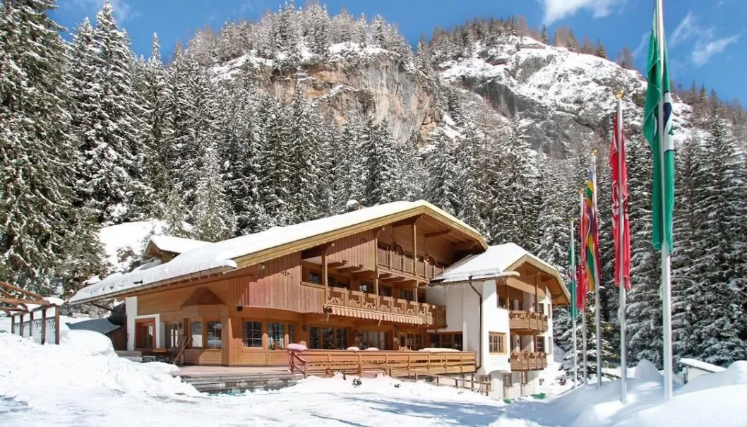 Krásny hotel VILLETTA MARIA s wellness, vo Val di Fassa - Taliansko (© FEDE) – pohľad na hotel v zime