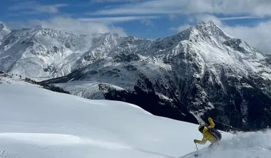 Lyžiar počas heliski v Madesimo
