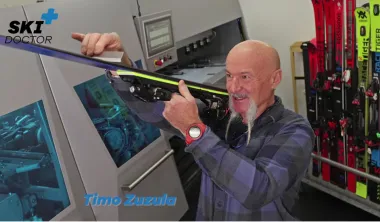 Timo Zuzula chváli lyžu pri servisnom stroji.