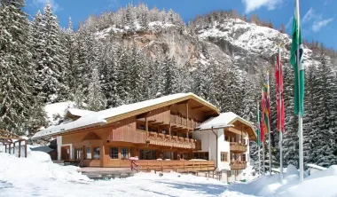 Krásny hotel VILLETTA MARIA s wellness, vo Val di Fassa - Taliansko (© FEDE) – pohľad na hotel v zime